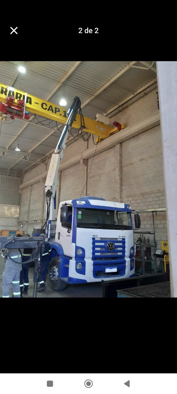 Caminhão VW 24250 trucado ano 2011 com guindaste veicular TKA 43.000 ano 2011